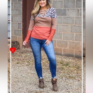 •TULIP LANE BOUTIQUE•NIB LEOPARD PRINT LACE-UP SPLICED TOP SIZE SMALL